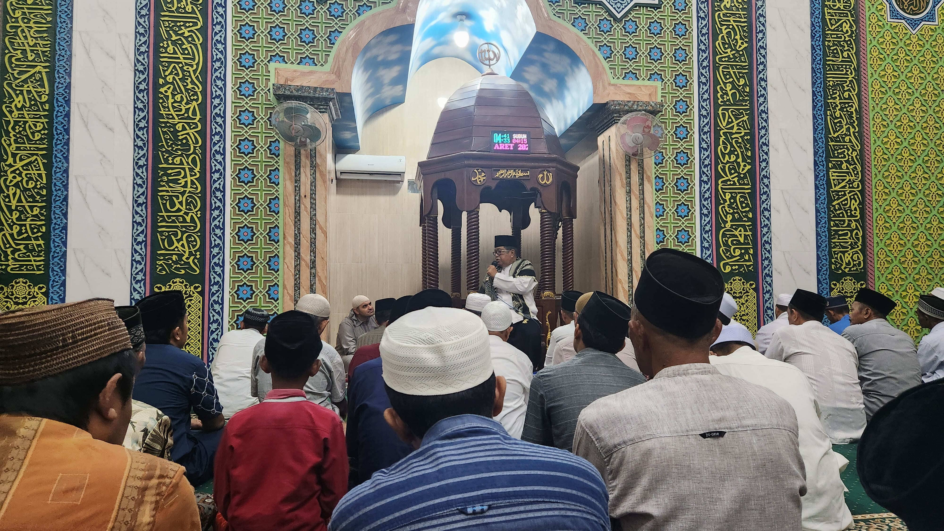 Jemaah Membludak, Masjid Annajah Gladak Anyar Pamekasan Hadirkan Imam Asal Palestina pada Subuh Berjamaah